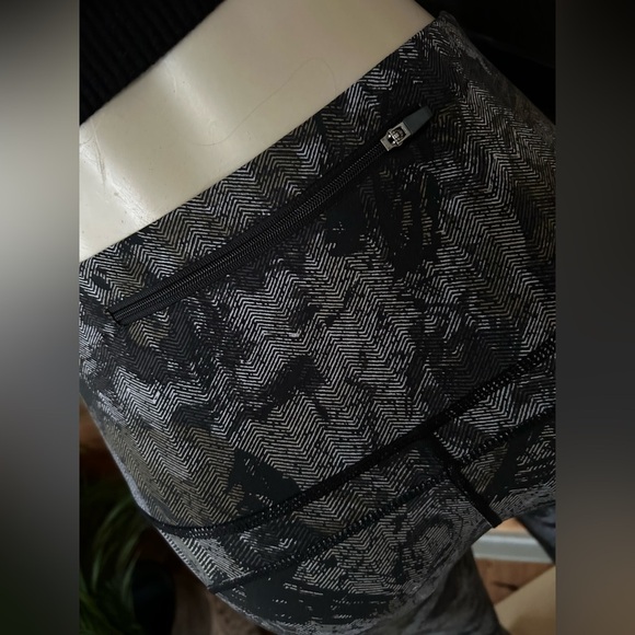 Mono B Gray/Black  Camo Workout Leggings - Size M (New) - Picture 6 of 10